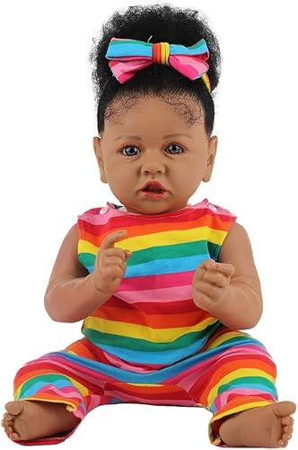 CAMANDY Bambole Reborn Realistica 55 cm, Bambola Afroamericana con Corpo in Stoffa Morbida, Occhi Blu, Capelli Neri Radicati, Outfit Arcobaleno con Fascia, 3 Anni+