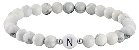 Kim Johanson Partner Perlenarmband mit Buchstabe aus Howlith Stein für Pärchen I Naturstein Freundschaftsarmband in Weiß I Geschenk für Paare mit Gravur I Für Frauen und Männer inkl. Schmuckbeutel