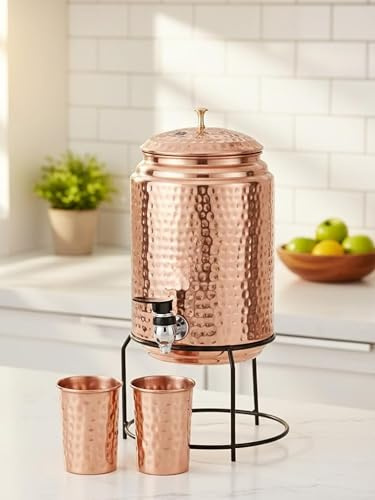 5-Liter-Wasserspender aus Kupfer mit Ständer und 2 Gläsern | BPA-frei, ungiftig | Gehämmert, rostfrei und langlebig | mit den gesundheitlichen Vorteilen von Kupfer