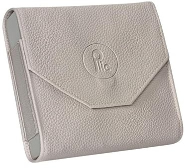 PLIC CARE - Pilulier journalier et hebdomadaire - 7 boîtiers individuels composés de 4 grands compartiments - Pochette en simili cuir avec fermeture aimantée - Carte ordonnance