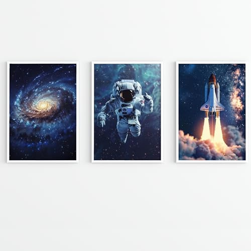 MJ-GRAPHICS® - Poster Set Weltraum Kunstdruck Astronaut, Poster NASA, Bilder für Kinderzimmer und Wohnzimmer, 3xA4, Planet, Physiker, Universum, Rakete ohne Rahmen