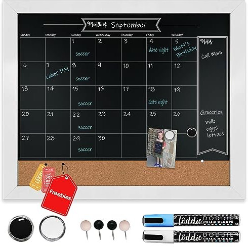 Loddie Doddie Kreidetafel mit Rahmen, 45,7 x 61 cm, Weiß – Wandkalender und Kork-Pinnwand mit Kreidemarkern, Pinnnadeln, Magneten, großer Kalender für Zuhause oder Büro – Kreidetafel-Kalender