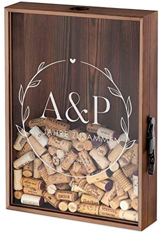 Maverton Kronkorkensammler Korkensammler mit Gravur + mit Flaschenöffner - Deckelsammler zum Aufhängen personalisiert - Geschenk Hochzeit Hochzeitstag Paar - 44,7x32x8cm - aus Holz - 25 Jahre zusammen