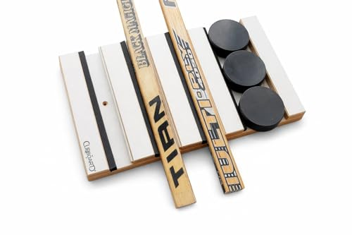 Clipboart® 360° Wandhalterung für 3 Eishockeyschläger & 3 Pucks aus Holz – Flexible Hockey Wandhalterung – Horizontal Vertikal Diagonal – Schonende Clip-Technik – Handgefertigt in Bayern