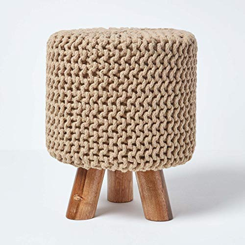 Homescapes Kleiner runder Strick Sitzhocker mit Holzbeinen, beige Fußhocker 32 x 32 x 42 cm, Strickhocker mit grob gestricktem Bezug aus 100% Baumwolle, cremeweiß