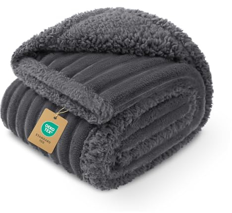 luciphia Couverture Imperméable pour Chien,Lavable en Machine,Adaptée Aux Chats et Aux Chiens,Couverture en Polaire Sherpa Douce et Moelleuse Qui Protège Les Lits et Les Canapés,Gris foncé 71 * 102cm