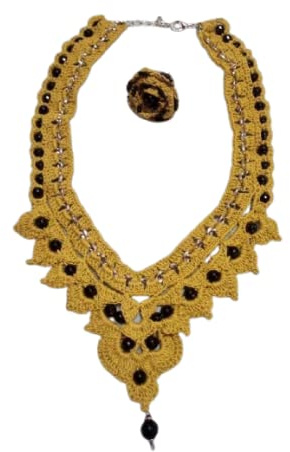 collana e anello all'uncinetto ocra