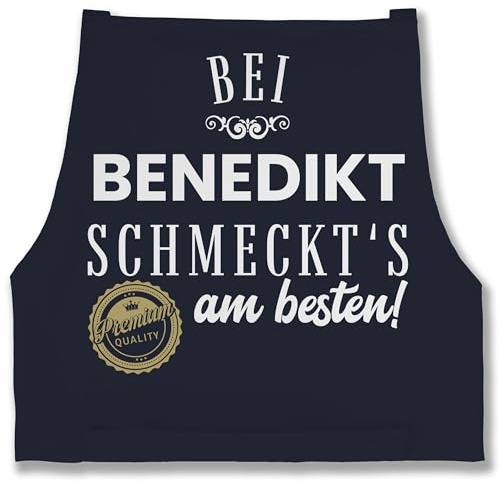 Geschenk mit Namen personalisiert by Shirtracer - Schürze - Kochschürze - Bei Name schmeckts am besten - Geschenk Mama Papa Oma Opa Weihnachten Geburtstag