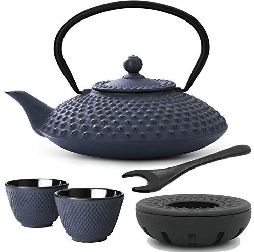 Bredemeijer Teekanne asiatisch Gusseisen Set 1.25 Liter - blaue Gusskanne mit Henkel & Edelstahl Tee-Filter Sieb-Einsatz für losen Tee & 2 Teebecher (Tassen) gusseisernen Stövchen & Deckelheber