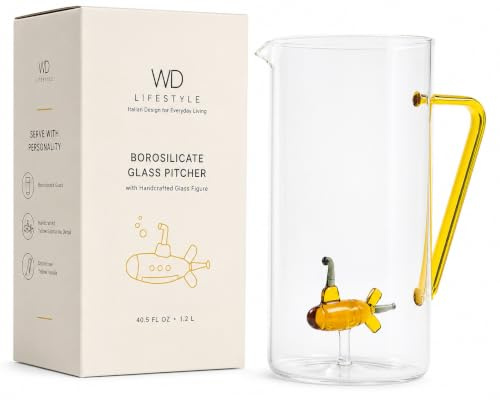 Caraffa YELLOW SUBMARINE Caraffa in vetro borosilicato con decoro “Sottomarino- Yellow Submarine” in vetro colorato all’interno. Capacità: 1.2 L. Misure: 15,5x10x20 cm.