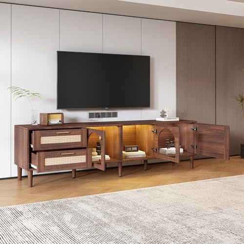 Meuble TV marron de 180 cm pour téléviseur de 80 - Avec 2 tiroirs en rotin, 2 portes en verre bombées et 1 porte en rotin - Éclairage LED - Offre un rangement élégant