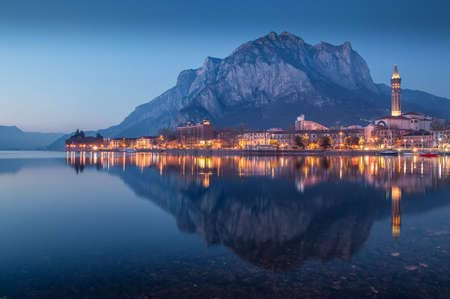 adrium Acryl-Bild 140 x 90 cm: Bunter Blick auf Lecco, Lombardei, Reflexion über den Comer See zur blauen Stunde, Italien (180989431)