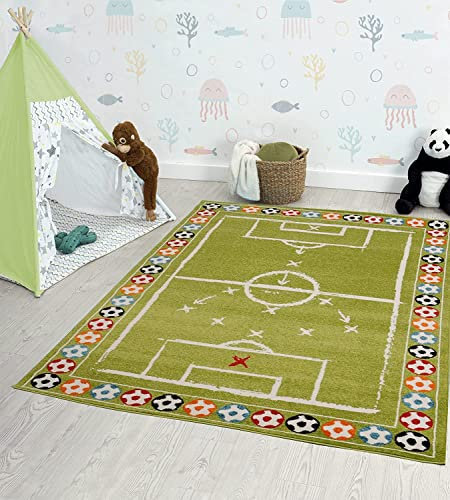 the carpet Beat Soccer Moderner weicher Kinderteppich, Spielteppich, weicher Flor, Pflegeleicht, Fußball, Fußballfeld, Spielfeld, Grün, 140 x 200 cm