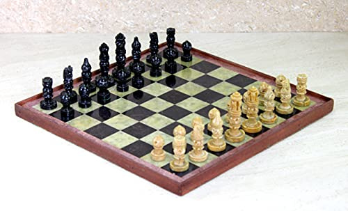 StonKraft Stein-Schachbrett mit Holzsockel - Schachspielbrett-Set mit handgefertigten Naturstein-Schachfiguren (30,5 x 30,5 cm)