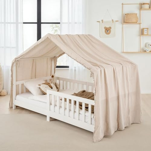 IDIMEX Hausbett-Vorhang LIAN 1 Stück, Beige – aus doppellagigem Musselin mit Pompons an den Seiten, 6 Schlaufen zum Befestigen, Bett Deko für Kinderzimmer, weich & atmungsaktiv