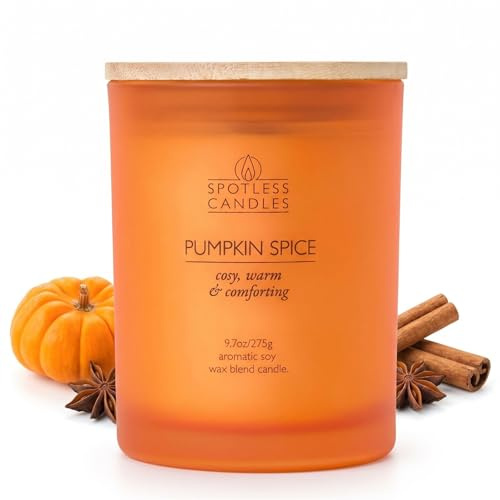 Kürbisgewürz Kerze - 275g/9.7 oz Kürbiskerze im Orangefarbenen Mattglas mit Holzdeckel und Knisterndem Holzdocht in Luxuriöser Geschenkbox - Gemütlich, Warm und Wohltuend