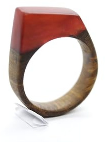 Ring aus Eiche mit rotem Epoxidharz