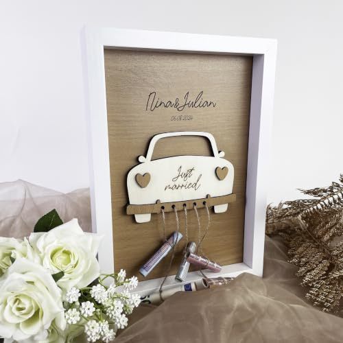 Namofactur personalisierter Bilderrahmen Just Married mit Hochzeitsauto | Mit Namen und Hochzeitsdatum gravierbar – Geldscheine an Kordeln befestigen; danach zum Aufstellen oder Aufhängen