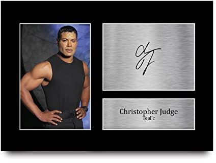 HWC Trading A4 Christopher Judge Stargate SG-1 Geschenke Gedrucktes Signiertes Autogramm Foto für Fans von Fernsehshows
