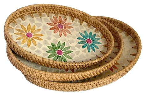 Rundes Rattan-Tablettts mit Perlmutt-Inlay, 3-teiliges rundes Weiden-Serviertablett mit Holzboden, ideal für Snacks, Obst und Organisation, handgewebtes Korbtablett für stilvolle Aufbewahrung (Blume)