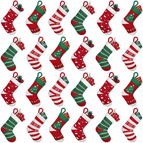 24 Stück Weihnachts-Mini-Strümpfe, 5.1x12.7 cm, gestrickt, gestreift, gepunktet, Schneeflockenbaum, rustikaler Hängestrumpf für Weihnachtsfeiertagsdekorationen, Burgunderrot Grün und Weiß