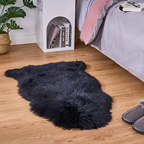 YIHAIC Faux Lammfell Schaffell Teppich, Kunstfell in Super weich Lammfellimitat Teppich Longhair Fell Optik Nachahmung Wolle Bettvorleger Sofa Matte (50 x 80 cm, Schwarz)
