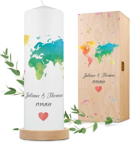 GRAVURZEILE Bedruckte Kerze - Weltkarte Design - Personalisiert mit Namen, Datum & Wunschtext - Geschenk zur Hochzeit Jahrestag an das Brautpaar - Traukerze Stumpenkerze 8 cm x 25 cm (Ø/H) Weiß