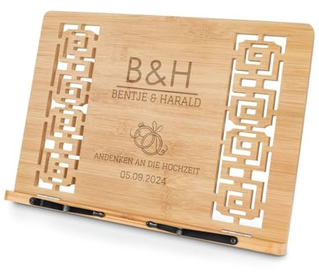 Maverton Buchständer mit Gravur - personalisiert - faltbar - mit 2 Seitenhalter - 5-stufig verstellbar - Kochbuchhalter - für Paare - aus Bambus - Farbe: Hellbraun - Hochzeit