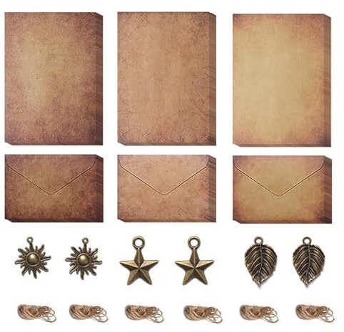 Set di Cancelleria Vintage,12 PCS Carta da Lettere Vintage 6 Buste Antiche 6 Ciondoli in Metallo 6 Corde di Canapa Buste e Carta Stazionaria Vintage per Scrivere Invito Appunti Biglietti Augur