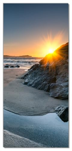 Wallario Selbstklebende Türtapete Sonnenuntergang hinter einem Felsen am Strand - Türposter 93 x 205 cm Abwischbar, rückstandsfrei zu entfernen