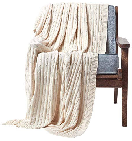 Homescapes gestrickte Tagesdecke, helle Wohndecke 130 x 170 cm in Creme, Strickdecke aus 100% Baumwolle, mit Zopfmuster, ideal als Sofaüberwurf, Kuscheldecke, Plaid oder Babydecke, cremeweiß