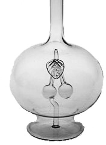 Oberstdorfer Glashütte Karaffe runde Glaskaraffe mit dekorativen Kirschen aus klarem Glas innen befüllbare Zierflasche aus klarem Glas mundgeblasen Füllmenge 0,5 Liter Höhe ca. 30 cm