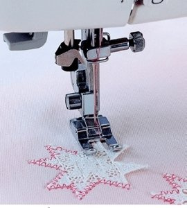 Brother Applikationsfuß offen F026N für CB-Greifer 5 mm | Offener Applikationsfuß F026N für präzises Aufnähen von Applikationen und sauberes schmalkantiges Absteppen.