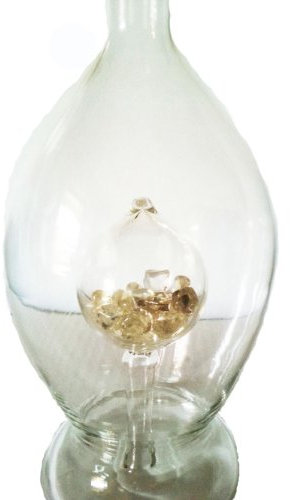 Oberstdorfer Glashütte Karaffe bauchige Glasflasche mit Edelsteinen Kristallglaskaraffe mit Bergkristall mundgeblasen Füllmenge 0,33 Liter Höhe 24 cm