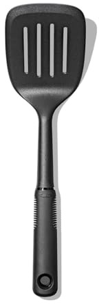 OXO Good Grips Geschlitzter Wender aus Nylon – Hitzebeständig, Küchenwerkzeug mit Weichem Griff – Ideal zum Kochen von Eiern, Käsetoasts und Mehr