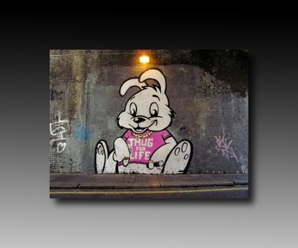 Druck auf leinwand Banksy Graffiti - Bild 100x70cm Bunny Thug ! Bild fertig auf Keilrahmen ! Pop Art Gemälde Kunstdrucke, Wandbilder, Bilder zur (70x100cm)
