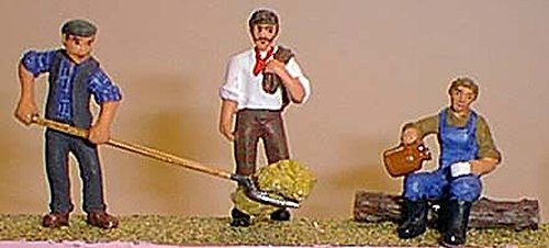 Langley Models 3 Farm workers coat/hay-fork + drinking O Scale UNPAINTED Kit OF13