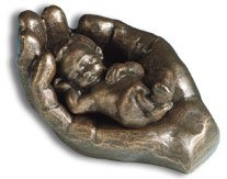 Uljö °° Keramik-Figur Hand mit Kind (bronzefarben)