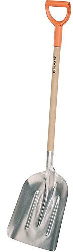 Fiskars Schnee- und Kornschaufel, Blattbreite: 31 cm, Aluminium-Blatt/Birkenholz-Stiel mit Kunststoff-Überzug, 1001637