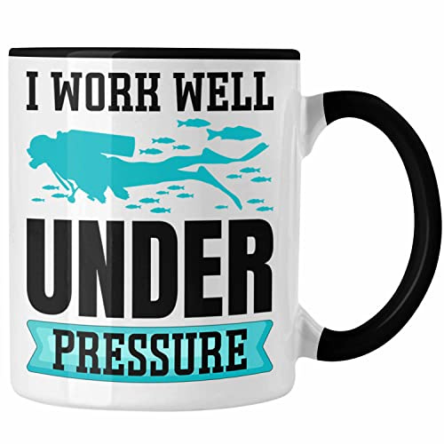 Trendation - Taucher Tasse Geschenk Scuba Diving Geschenkidee für Taucher I Work Well Under Pressure (Schwarz)