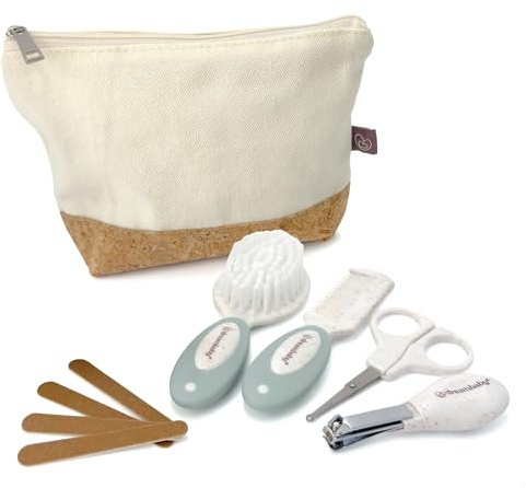 Dreambaby Neat & Tidy 9 st vetegräs baby grooming kit – miljövänligt babyvårdskit med bomull och kork resväska – mjuk borste, kam, säkerhetssax, nagelklippare – mindre plastavfall