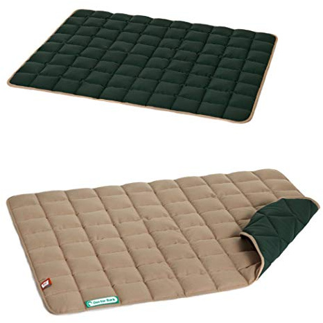 Doctor Bark Hundedecke – weiche, hochwertige Hundematte für größere Hunde, robuste Indoor-Outdoor Liegedecke, waschbar bis 95 °C (Gr. L, 100x80 cm, Caramel-Moosgrün)
