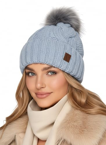 Baesics Bommelmütze Damen Herren - Zopfmuster Wintermütze Kunstfell Bommel | Mit flauschigem Pompon und weichem Fleecefutter, Größe ca. 54-58 cm, Strick aus der EU. Warm für Herbst, Winter und als