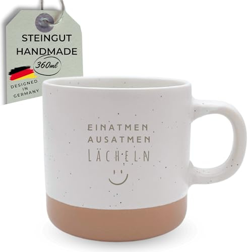 HerzHolzPapier® Steingut-Tasse 'EINATMEN AUSATMEN LÄCHELN' – 360 ml – Handgefertigte Keramik Kaffeetasse Teetasse – Spülmaschinen- & Mikrowellenfest – Rustikales Design in Sprenkeloptik – Geschenk