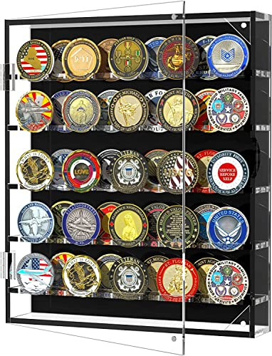 HHUXIUE Challenge mynt väggvisningsfodral, akryl militär utmaning mynthållare med avtagbara hyllor och magnetisk dörr, myntbox passar 45 militära medaljer pokerchip genomskinlig