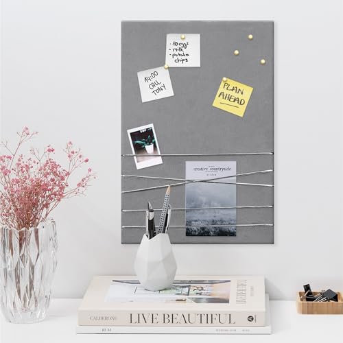 Navaris Pinnwand Collage Fotowand aus Samt - 44x30cm Bilderhalter - Fotohalter mit Schnur - für Fotos Bilder Postkarten - inkl. Stecknadeln - Grau