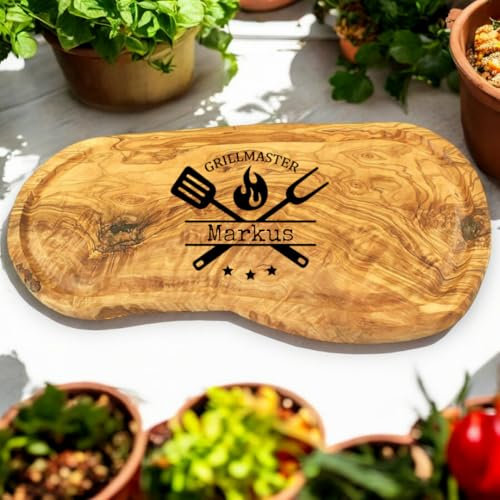 Personalisiertes Schneidebrett mit rustikalem Rand und Saftrille aus Olivenholz, mit Gravur Grillmaster und Name, Geschenk für Männer, den Grillprofi, Hobbygriller, Chef am Grill (ca. 45-49 cm)