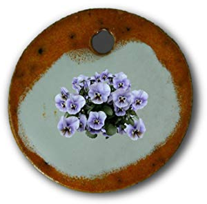Schöner Keramik-Anhänger „Stiefmütterchen“ in orange marmoriert; Schmuck Kette Kettenanhänger Geschenk Kunsthandwerk Keramik rund Talisman Halskette Aufmerksamkeit Mitbringsel individuell
