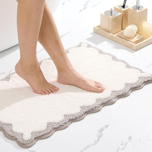 ORTIGIA Cute Scalloped Bath Mat Grey Bathroom Rugs Non Slip Washable, Quick Dry Absorbent Plush Microfiber White & Gray Bathmat for Bathtub Shower, Floor Carpet for Sink Bedroom, 20x32