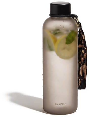 MAMEIDO Borraccia 1,5 litri (Urban Taupe) | a prova di perdite, senza BPA, per bevande gassate, con laccetto rimovibile – borraccia bambini per sport, scuola & ufficio